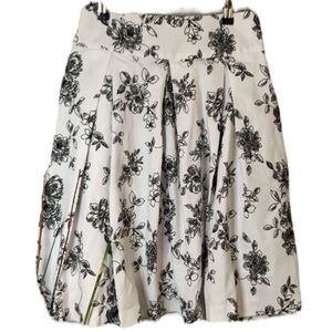 𝅺WD Platinum skirt black and white full skirt floral design flowers size size 4